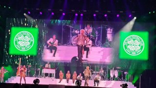 Род Стюарт блестя с енергия, чар и вечни хитове