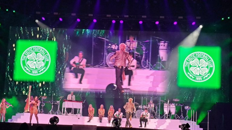 Род Стюарт блестя с енергия, чар и вечни хитове