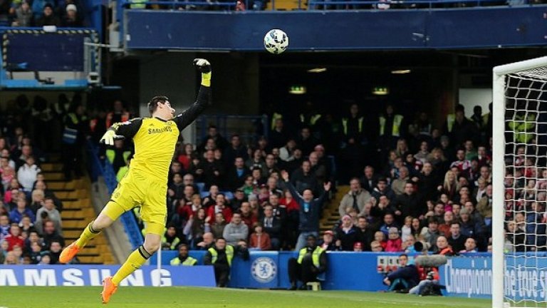 Куртоа отчаяно се опитва да стигне до снаряда, изстрелян от левия крак на Адам.