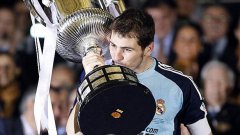 Икер Касияс с първия трофей на Реал (Мадрид) от 2008 г. насам - Купата на Краля