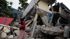 Десетки загинали след земетресениe в Индонезия