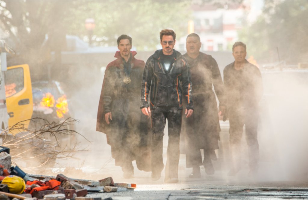 „Отмъстителите: Война без край“ (Avengers: Infinity War, 2018)
Филмът бележи повратна точка в историята на Marvel, събирайки всички познати до момента герои срещу Танос и стремежа му да събере шестте Камъка на безкрайността. За първи път Отмъстителите са изправени пред противник, когото не могат да надвият, а развръзката завършва с шокиращ провал и заличаването на половината живот във Вселената. Усещането за катастрофална загуба и отворен финал е точно това, което феновете могат да очакват от предстоящия Doomsday, чиито събития ще оставят зрителите в напрежение преди кулминацията в Secret Wars.