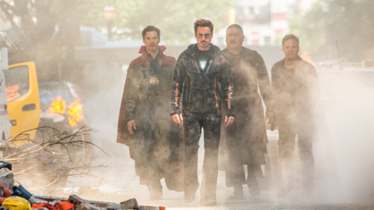 „Отмъстителите: Война без край“ (Avengers: Infinity War, 2018)
Филмът бележи повратна точка в историята на Marvel, събирайки всички познати до момента герои срещу Танос и стремежа му да събере шестте Камъка на безкрайността. За първи път Отмъстителите са изправени пред противник, когото не могат да надвият, а развръзката завършва с шокиращ провал и заличаването на половината живот във Вселената. Усещането за катастрофална загуба и отворен финал е точно това, което феновете могат да очакват от предстоящия Doomsday, чиито събития ще оставят зрителите в напрежение преди кулминацията в Secret Wars.