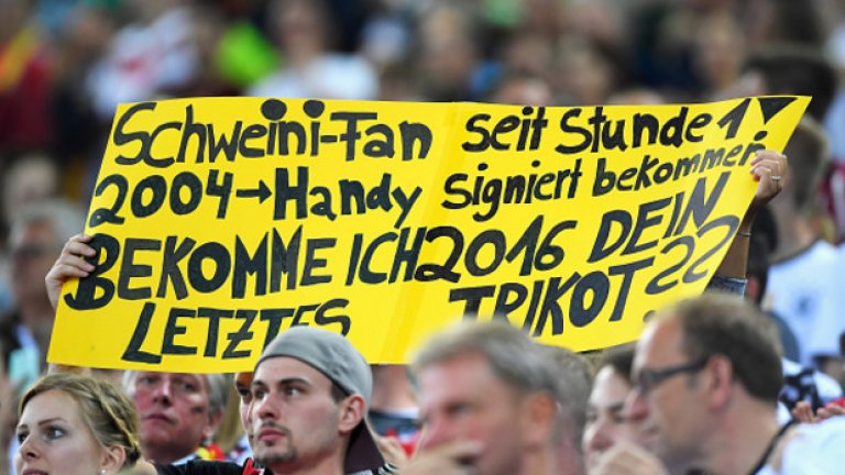 Цветно и с уважение, феновете казаха "сбогом" на една легенда