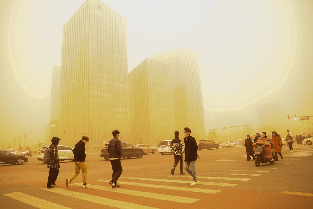 Силна прашна буря направи небето в Пекин оранжево (снимки)