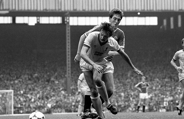 Съперничеството между двата клуба достига апогея си през 80-те, а от този период се помнят страхотни битки. Защитникът на Ливърпул Марк Лоурънсън пази топката от Норман Уайтсайд отново през 1983-а на "Олд Трафърд"