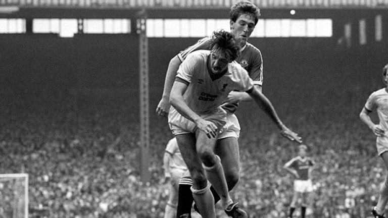 Съперничеството между двата клуба достига апогея си през 80-те, а от този период се помнят страхотни битки. Защитникът на Ливърпул Марк Лоурънсън пази топката от Норман Уайтсайд отново през 1983-а на "Олд Трафърд"