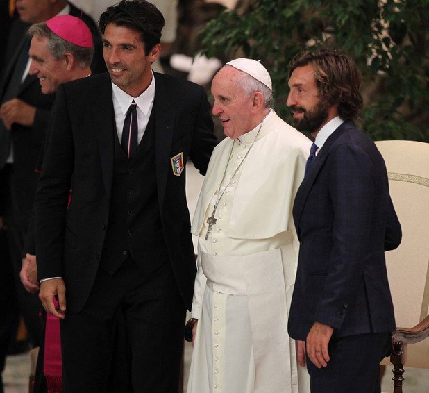 А легендите и все още действащи лидери на "скуадра адзура" Джанлуиджи Буфон и Андреа Пирло, също се снимаха с папа Франциск.