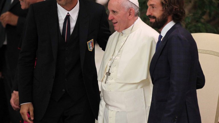 С Андреа Пирло са лидерите на италианския тим, както и на Юве. Отборът бе на аудиенция при папата преди световното в Бразилия.