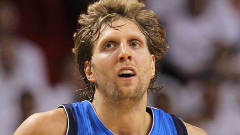 6. Втората му голяма спортна любов
Бастиан е голям почитател на баскетбола и близък приятел със суперзвездата от НБА Дирк Новицки. "Ако бях роден в Ню Йорк, щях да стана баскетболист", казва Швайнщайгер, който преди няколко години искаше да изиграе официален мач за втория отбор на баскетболния Байерн, но не му бе позволено.