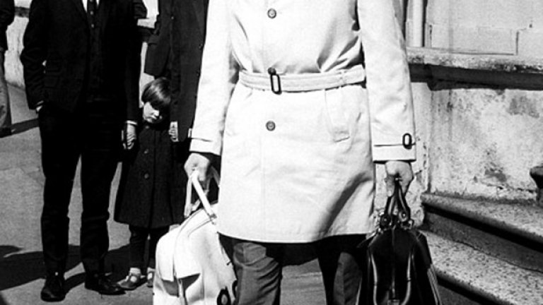 Шлифер, панталон, обувки и тъмни очила. Това не е гангстер, а полузащитникът на Селтик Томи Гемъл, герой от тима, станал европейски шампион през 1967 г. Томи просто си носи и екипировката в две чанти, тъй като е тръгнал за поредния мач на отбора.