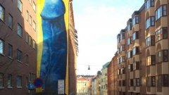 Защо шведка нарисува гигантски син пенис върху фасадата на сграда в Стокхолм