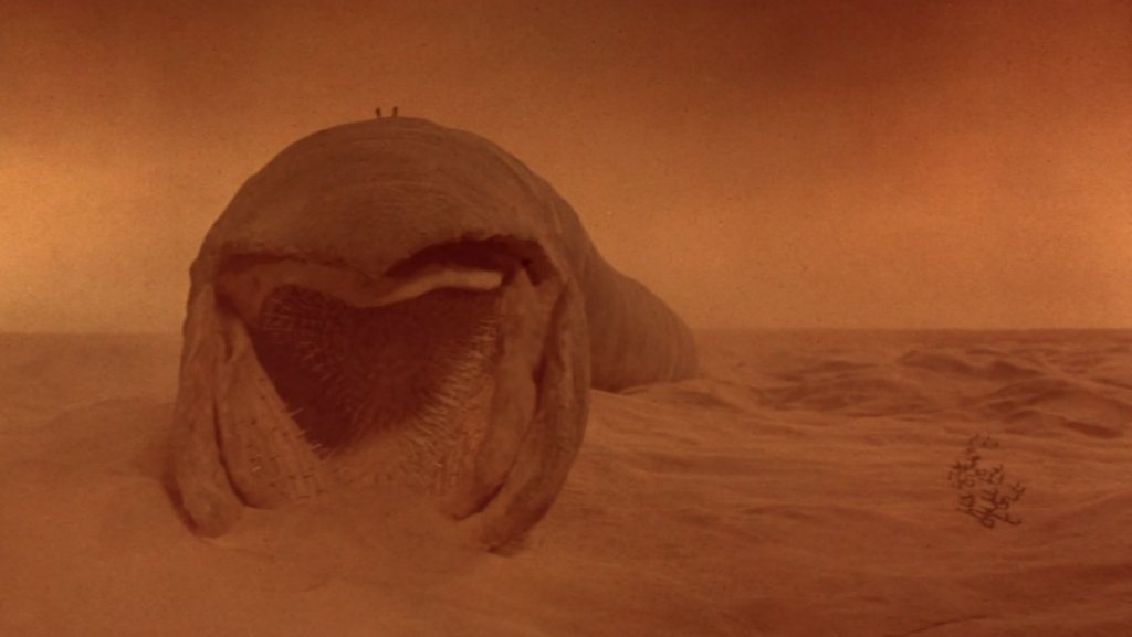 Пясъчният червей от "Дюн" беше сред най-чаканите образи в новия филм на Дени Вилньов по романа на Франк Хърбърт, който трябваше да излезе през 2020 г., но бе отложен заради пандемията. Първата екранизация на романа е на Дейвид Линч е от 1984 г. и там също могат да бъдат видени гигантските същества. Пясъчните червеи властват на пустинната планета Аракис и са много, ама много големи. Именно техните ларви произвеждат подправката меланж, която е ключова в плановете на човечеството.