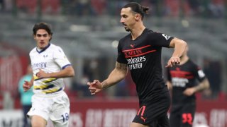 По-рано през сезона Милан на два пъти изоставаше в резултата, но все пак надви Верона с 3:2. Сега "росонерите" се нуждаят от нова победа, за да сложат край на проклятието и да продължат похода си към титлата.