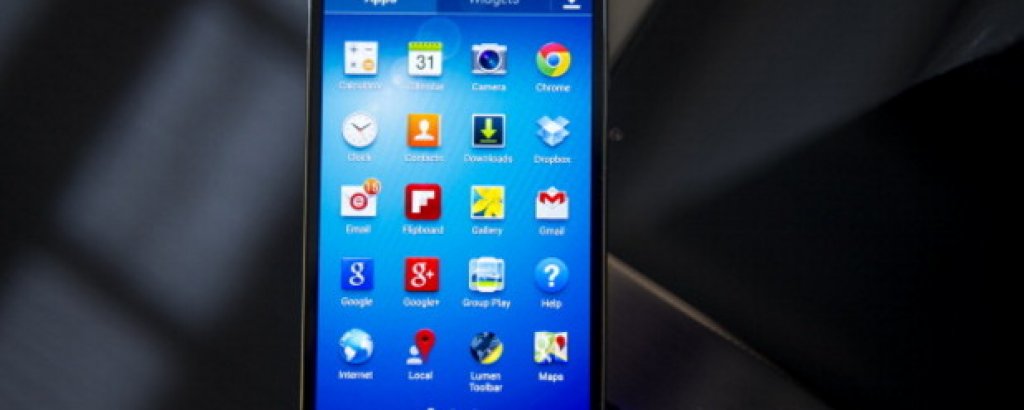 14. Samsung Galaxy S4
Изключително популярният модел на Samsung излезе на пазара през 2013 г. и за отрицателно време се превърна в най-бързо продавания смартфон на гиганта от Южна Корея. Този модел успя да продаде общо 80 млн. устройства, преди да бъде заменен от Galaxy S5 през следващата година.