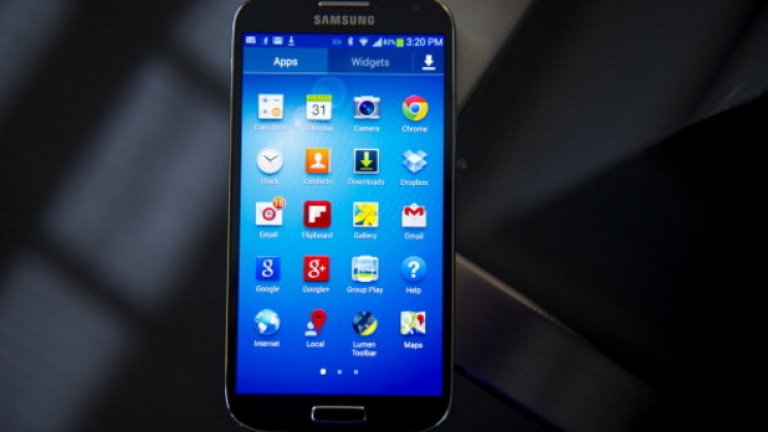 14. Samsung Galaxy S4
Изключително популярният модел на Samsung излезе на пазара през 2013 г. и за отрицателно време се превърна в най-бързо продавания смартфон на гиганта от Южна Корея. Този модел успя да продаде общо 80 млн. устройства, преди да бъде заменен от Galaxy S5 през следващата година.