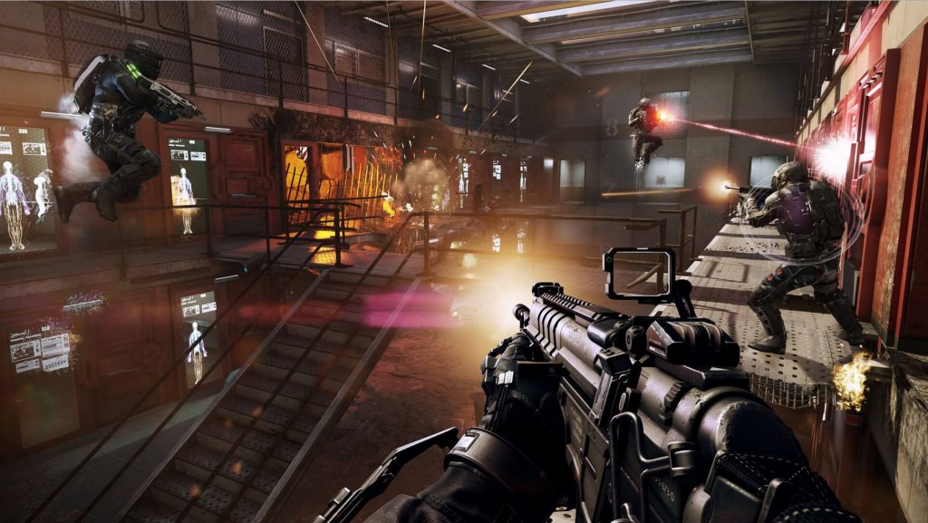 Call of Duty: Advanced Warfare
Историята в Advanced Warfare се върти предимно около персонажа на Кевин Спейси, който е шеф на голямата частна военна компания Atlas. Когато синът му губи живота си, опечаленият баща закономерно обвинява за това армията и некомпетентността на нейните лидери, в резултат на което стартира мащабен план за монополизиране на сектора за сигурност и превръщане на Atlas в по-могъщата алтернатива на националната държава.
Някъде по средата на кампанията в Call of Duty: Advanced Warfare, един от главните герои небрежно съобщава как следващата цел на екипа в опита му да предотврати глобален конфликт е биолаборатория в Странджа планина. И така, някак на шега, действието ни отвежда в нашата мила родина, където една частна военна корпорация си е направила лаборатория за производство на биологични оръжия. След задължителните престрелки по коридорите на лабораторията, нивото завършва с адски ефектна екшън сцена, при която вие управлявате танк и сипете огън и жупел по опитващите се да ви спрат врагове. Извън това, кампанията си е стандартна за поредицата – може би с една идея по-дълга, но иначе със същите линейни нива, експлозии и тук-там някоя ефектна сцена, която наподобява филмите на Майкъл Бей.