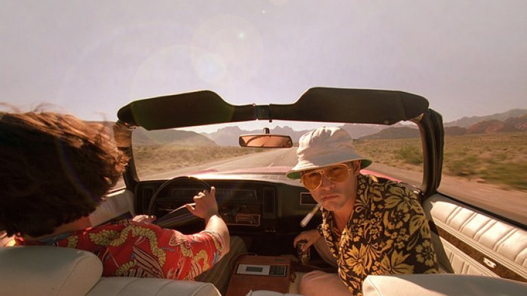 Fear and loathing in Las Vegas / Страх и омраза в Лас Вегас (1998)От мрачната реалност на "12 маймуни" към черна комедия с Джони Деп и Бенисио дел Торо в главните роли - такава е филмографията на Гилиъм. Филмът разказва за пътуване, което се превръща поглед към Лас Вегас през призмата на психоактивни вещества. Напълно в халюциногенния стил на режисьора.