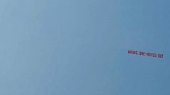 Самолетът с транспаранта срещу Дейвид Мойс все пак прелетя над "Олд Трафорд"