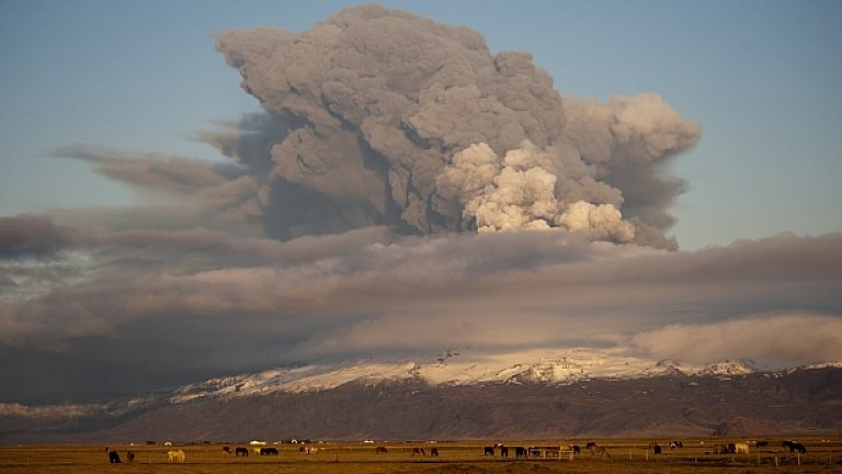 Иаландският вулкан Ейяфятлайокутл утихва