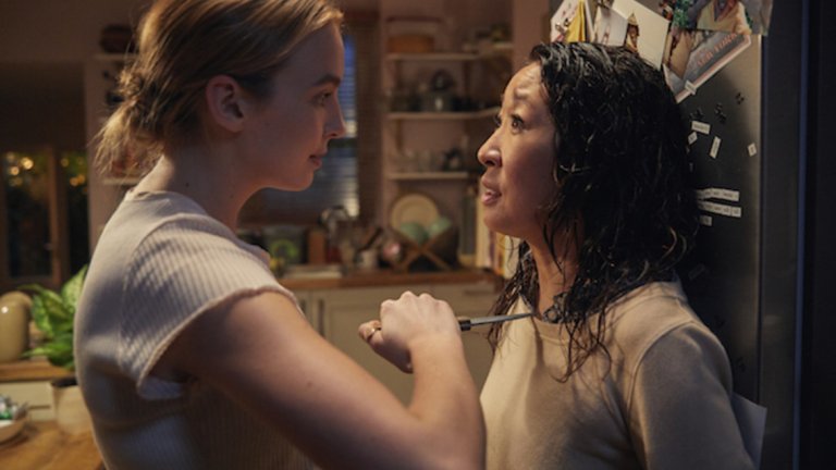 Killing Eve
Една британска продукция, за разнообразие. Разказва за Ийв, работеща в тайните служби, която започва да разследва серия от убийства. Зад тях стои талантливия социопат Виланел. Играта на котка и мишка се заплита и двете жени изведнъж се оказват обсебени една от друга. В ролята на Ийв можете да видите Санда Оу (Анатомията на Грей), а Виланел е изиграна от изкусителната Джоуди Коумър. Любопитен факт: една от жертвите й е българин, но ще видите, ако изгледате сериала. Първият сезон на Killing Eve започна на 8 април и не остава много до последния осми епизод. Отличен момент да му дадате шанс.
IMDB: 8,8/10
