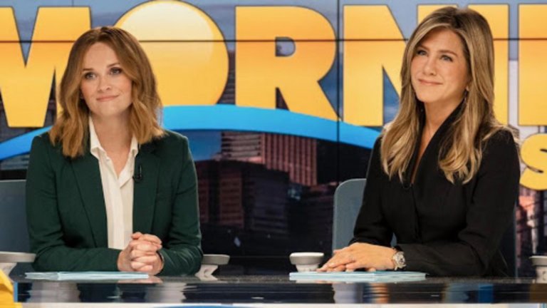 The Morning Show
Макар на Запад да получи доста внимание, този сериал на новата стрийминг платформа Apple сякаш не беше масово забелязан у нас. А си заслужава всички похвали, които могат да се кажат за него. Със сигурност това е шоуто, което по най-адекватен и смислен начин подема темата за МеТоо и за сексуалното насилие - без лов на вещици и със стремеж да се даде възможно най-пълен поглед над проблема. Самият сериал разглежда историята на работещите в едно сутрешно телевизионно шоу в Америка, чийто водещ е обвинен в сексуален тормоз. Неговата партньорка на екран трябва да се справи със загубата му до себе си, с желанията на телевизията да я разкара, както и с новата си нахална ко-водеща. Да не говорим, че кастът на The Morning Show е великолепен и всеки един от главните актьори показва най-доброто от себе си.