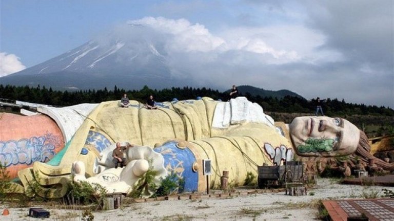 Паркът на Гъливер (Gulliver’s Travels Park) в Кавагучи, Япония, се намира в подножието на планината Фуджи. Паркът работи от 1997 година и съществува цели 10 години на загуба, субсидиран от държавата, преди да бъде изоставен