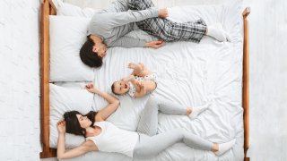 Млади родители, секс „пред“ бебето има ли