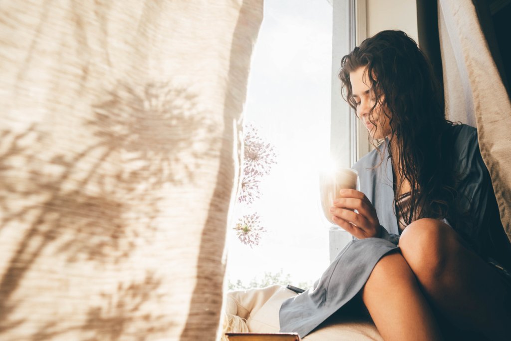 жена пие кафе сутрин събуждане