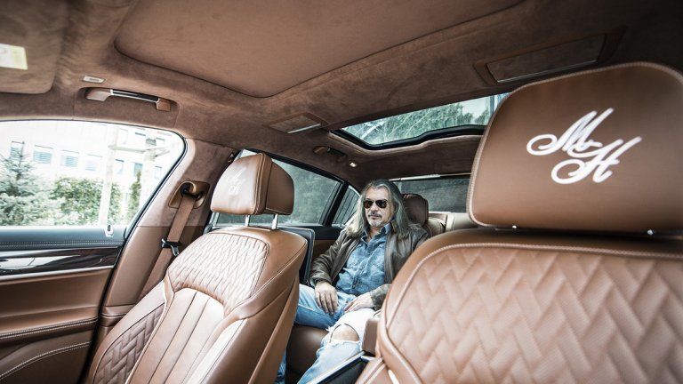 Седалките носят инициалите на Магърдич