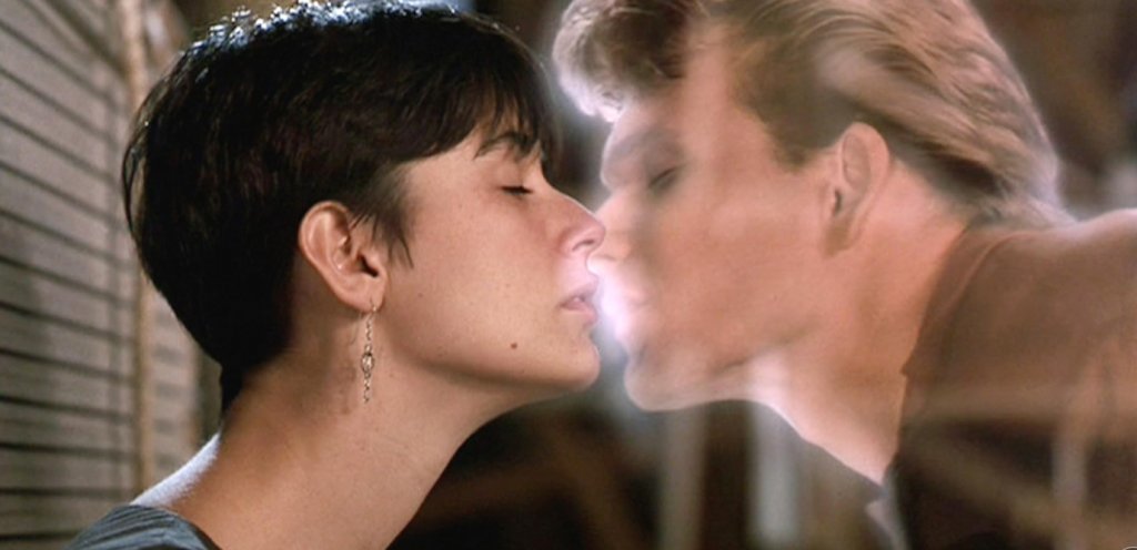 7. “Дух”
Младите влюбени Сам и Моли са на върха на щастието, когато съдбата се намесва и ги разделя. Сам е нападат от въоръжен мъж и убит на улицата, но духът му отказва да премине в Отвъдното. Решен да открие убиеца си, призракът Сам се свързва с медиум и чрез нея комуникира с любимата си Моли.