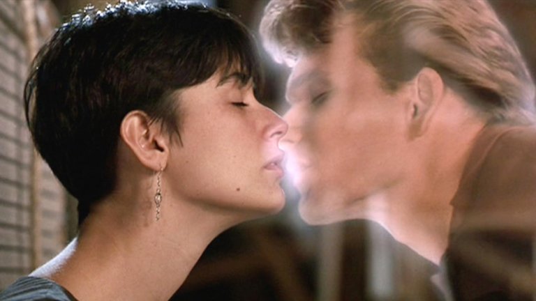 7. “Дух”
Младите влюбени Сам и Моли са на върха на щастието, когато съдбата се намесва и ги разделя. Сам е нападат от въоръжен мъж и убит на улицата, но духът му отказва да премине в Отвъдното. Решен да открие убиеца си, призракът Сам се свързва с медиум и чрез нея комуникира с любимата си Моли.