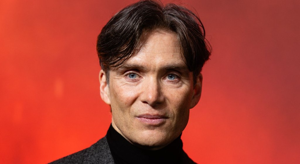 Килиън Мърфи
Неповторимият Килиън Мърфи ще отпразнува 50-ия си рожден ден на 25 май. Преди този важен юбилей той вече добави към кариерата си най-голямото признание в киното - „Оскар“ за главна роля, както и един от най-запомнящите се образи в стрийминг ерата: Томи Шелби от култовия сериал Peaky Blinders.