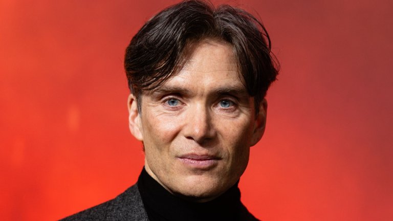 Килиън Мърфи
Неповторимият Килиън Мърфи ще отпразнува 50-ия си рожден ден на 25 май. Преди този важен юбилей той вече добави към кариерата си най-голямото признание в киното - „Оскар“ за главна роля, както и един от най-запомнящите се образи в стрийминг ерата: Томи Шелби от култовия сериал Peaky Blinders.