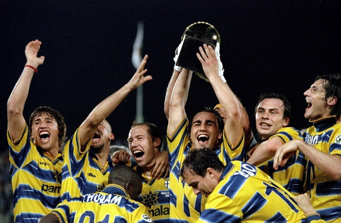 Големият отбор на Парма вдига Купата на Италия през 1999 г.