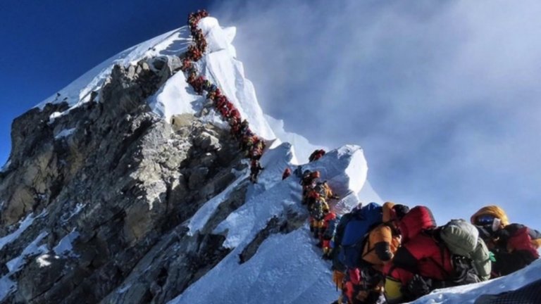 Абсурдна гледка - опашката от желаещи да покорят Еверест от страната на Непал.
