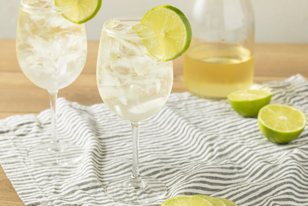 ШприцШприцът е толкова диетичен, че се е наричал „коктейлът на балерините“ в един период от XX век. Той представлява комбинация между леко бяло вино, газирана вода и свежи резени плодове като лимон, лайм, грозде или грейпфрут. И много, ама много лед.