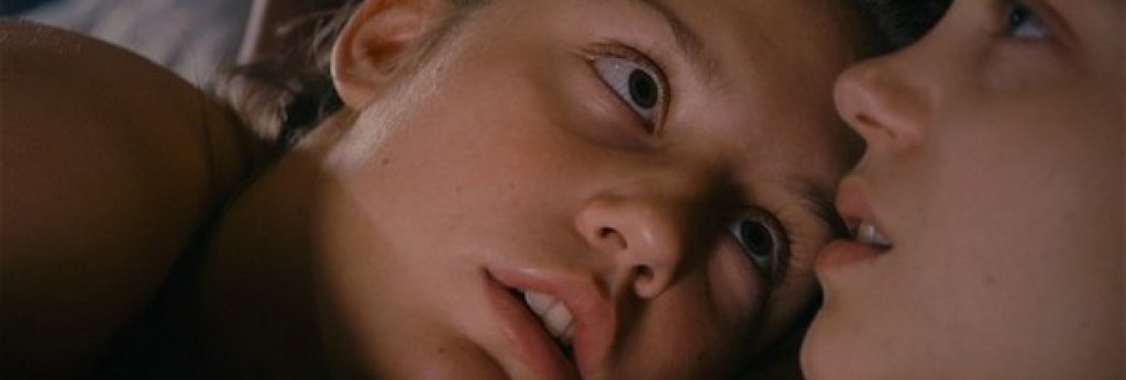 Синьото е най-топлият цвят (2013)
Филмът проследява връзката между две млади жени, които експериментират с еднополова връзка. Еротичната сцена във филма продължава седем минути и изобразява доста натурални сцени от сексуалното преживяване между главните героини. Сцената е на ръба на порнографията. 
