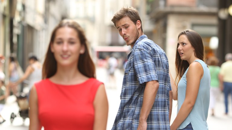 мъж се заглежда