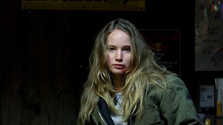 "Твърде красива за роля"? 
Сигурно няма по-голям кошмар за една холивудска актриса от това да й кажат, че не е достатъчно привлекателна за ролята си. При Дженифър обаче се е получавало и обратното – отказвали са й роли с аргумента, че е твърде красива за образите. Самата Лорънс признава, че е получила много трудно одобрение за Winter's Bone, защото режисьорката Дебра Граник я намирала за прекалено хубава.