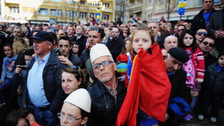 Всяка година на 17 февруари, народът в Косово празнува независимостта от Сърбия, дадена през 2008 година