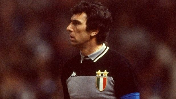 Дино Дзоф
Лев Яшин е единственият вратар, печелил „Златната топка”, въпреки че Дзоф постига големи успехи с Ювентус и Италия. Той има шест титли на Италия, а с националния тим става европейски и световен шампион. През 1982 Дзоф става най-възрастният световен шампион на 40 години. През 1973 се класира втори, пред него е Йохан Кройф.