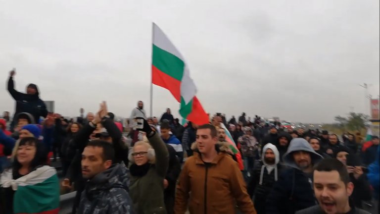Повечето българи споделят средна към негативна оценка за управлението на страната
