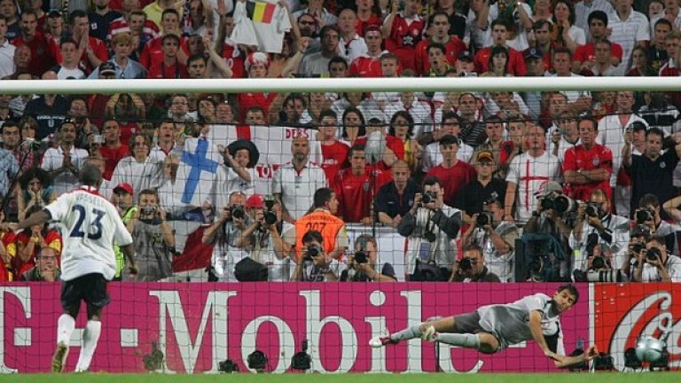 14. Дузпите на Португалия - Англия през 2004-а
Англия вярваше, че може да спечели Евро 2004, а разполагаше и с футболисти, но у дома и стените помагат. Португалия спечели след драматични дузпи и островитяните бяха отстранени. 