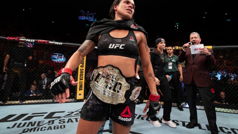 Аманда Нунес запази колана си