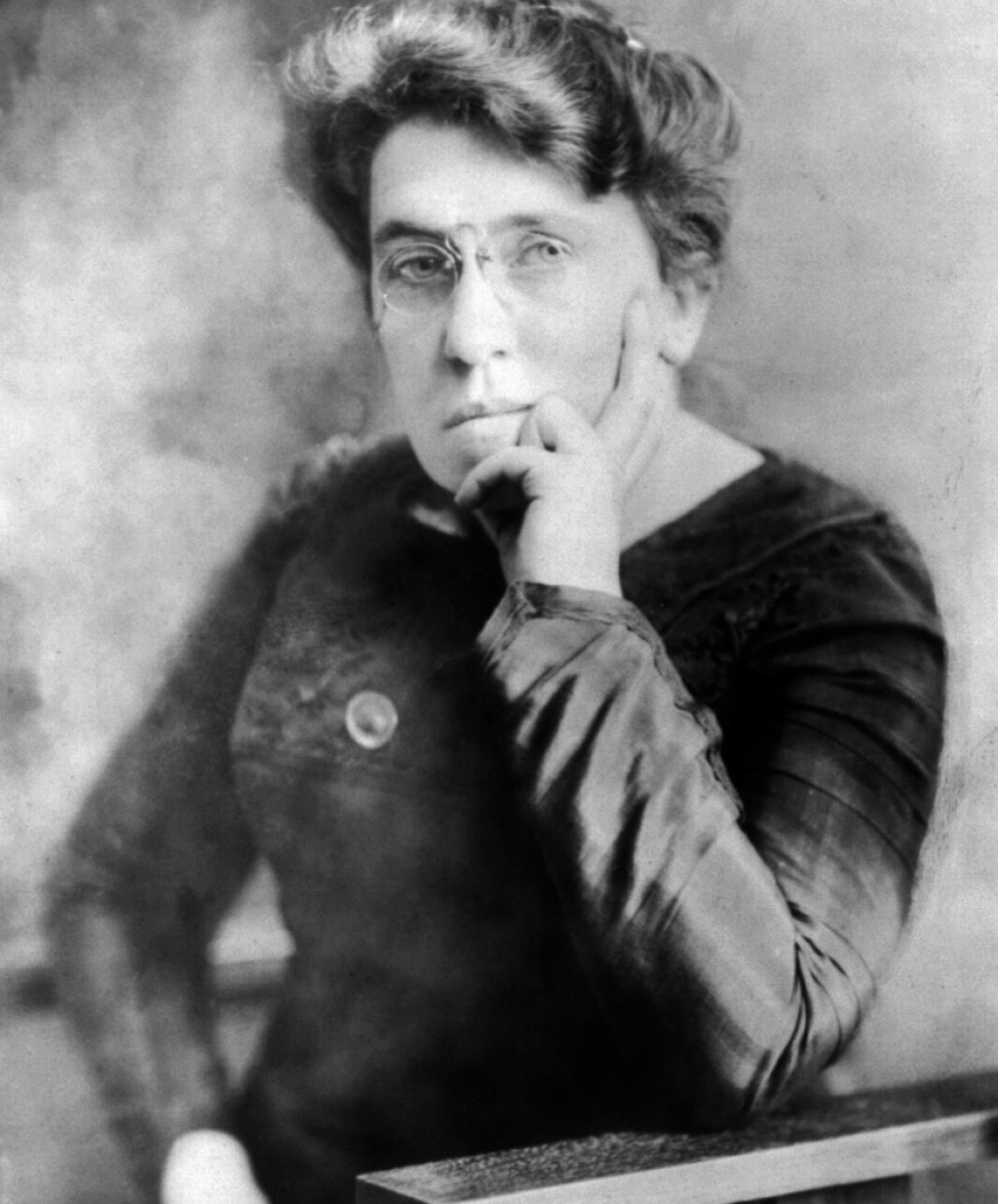 Emma_Goldman_seated