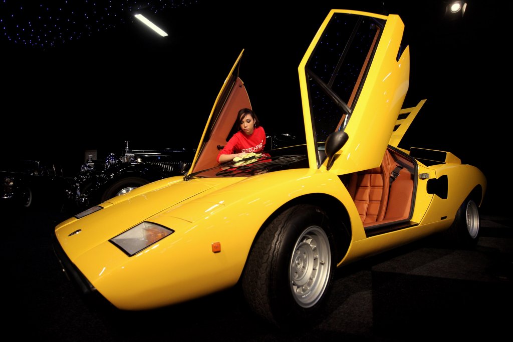 Lamborghini Countach
Трудно ще намерите Countach по  гаражите, но за сметка на това той има своето място по плакатите на тийнейджърите, расли през 70-те и 80-те. Това е колата, която ги е карала да мечтаят: идваща сякаш от друг свят, тя се появява за първи път през 1971 г. в Женева. Наследникът на Miura често е бил обвиняван в изродски външен вид, но истината е, че единственото по-лошо от грозна кола, е скучна кола. А Countach не е нито едно от двете.