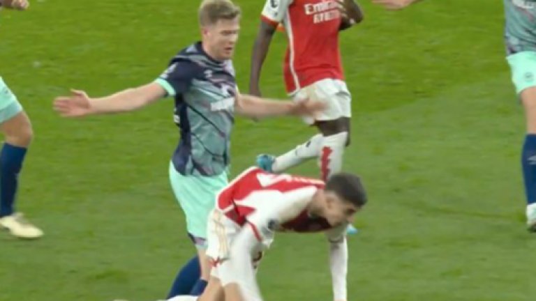 Симулант ли е героят на Арсенал и трябваше ли да бъде изгонен?