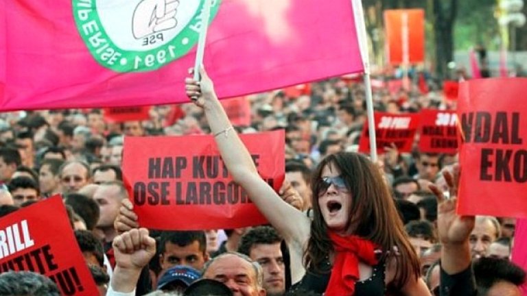 Протести с политически искания окървавиха албанската столица Тирана в петък