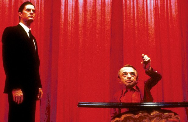 Twin Peaks, 1990
Сериал, който смесва мистерия с криминална история и сапунена опера - "Туин Пийкс" бързо успява да очарова зрителите си, преди да загуби вниманието им. Една от причините за неговата сложна връзка с публиката прозира именно в този ранен епизод от първи сезон - "Zen, or the Skill to Catch a Killer" ("Дзен, или изкуството да заловиш убиец"). В него виждаме сън, който се случва в Червената стая с черно-бял под и човек, който говори наопаки. Това накара много зрители твърде рано да се откажат от магията на Дейвид Линч и Марк Фрост. Много от тези, които не се отказаха да го гледат обаче, създадоха свои телевизионни сериали, вдъхновени именно от тази атмосфера. Така че за всичко от "Досиетата Х", през "Семейство Сопрано" до дори „Атланта", можем да благодарим именно на този сериал.